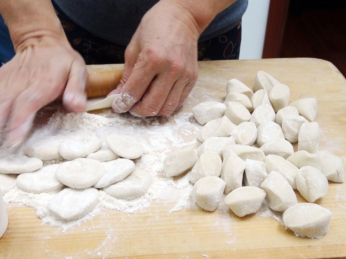 有没有用饺子机开饺子馆的,开一家纯手工饺子店需要哪些设备
