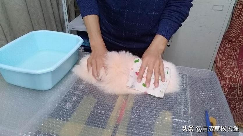 羽绒服毛领的清洗方法,羽绒服毛领怎么清洗最好