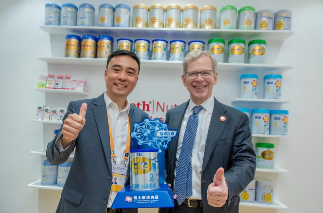 惠氏金装奶粉新旧包装图片,罐装奶粉摆造型