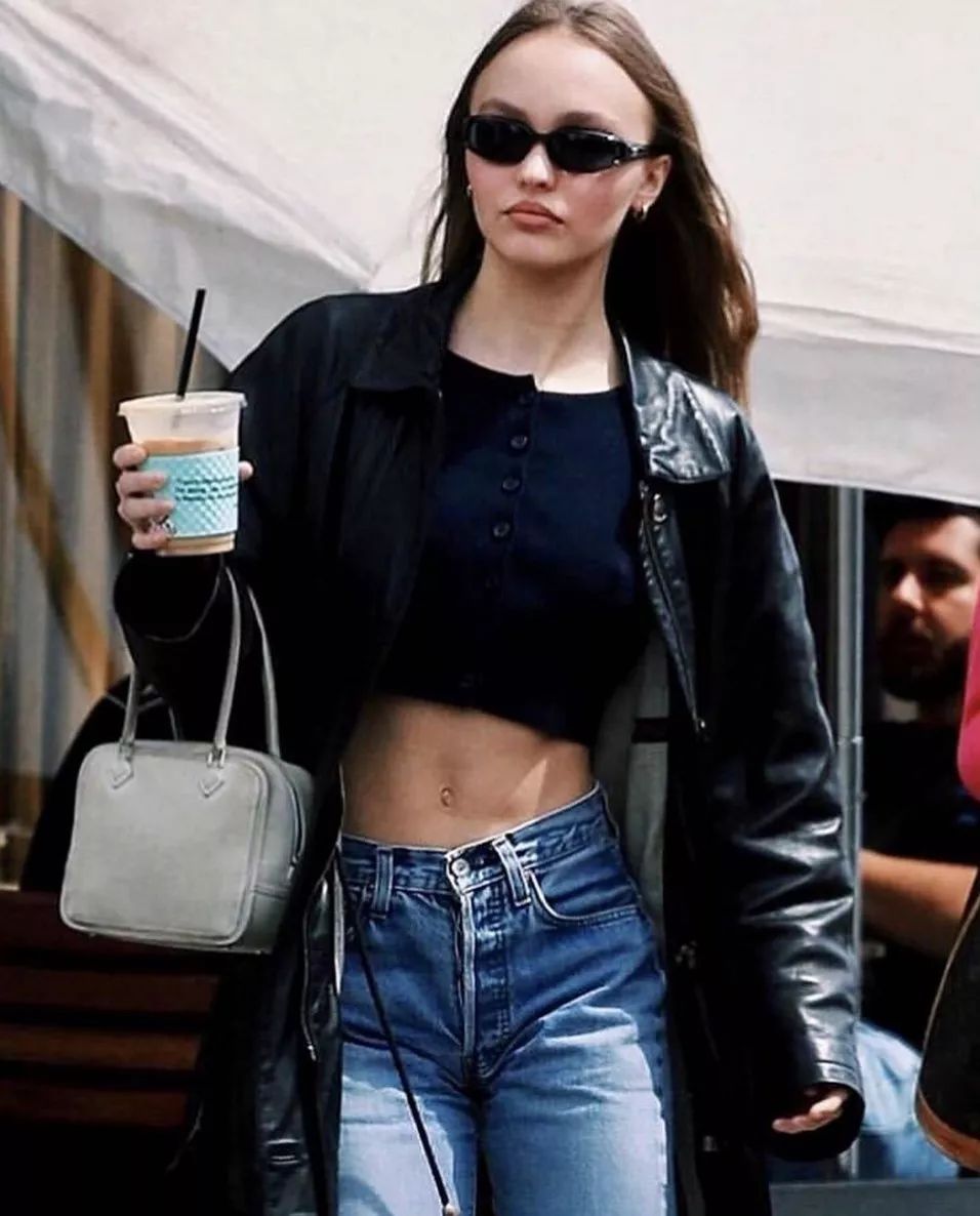 欧阳娜娜沉迷校服,欧阳娜娜优衣库水桶包