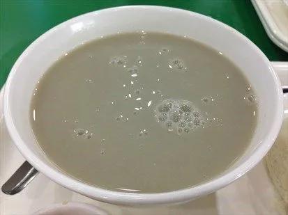 第一次喝豆汁儿的样子,第一次喝豆汁儿