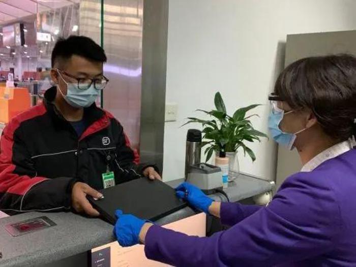 行李箱落在高铁上怎么找回,行李箱在起飞机场遗失怎么拿回来