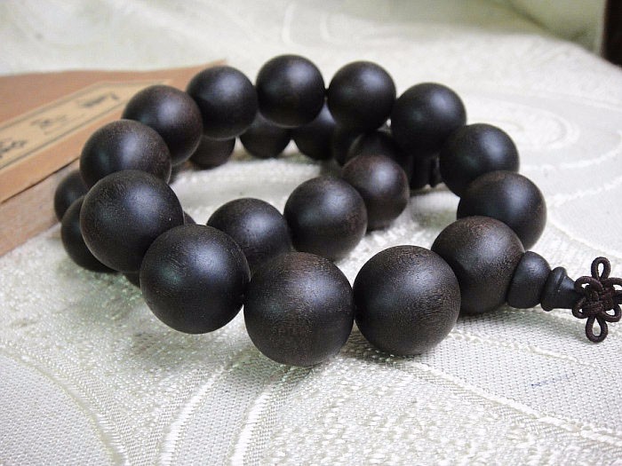 乌木与阴沉木的区别,乌木和阴沉木的区别在哪里