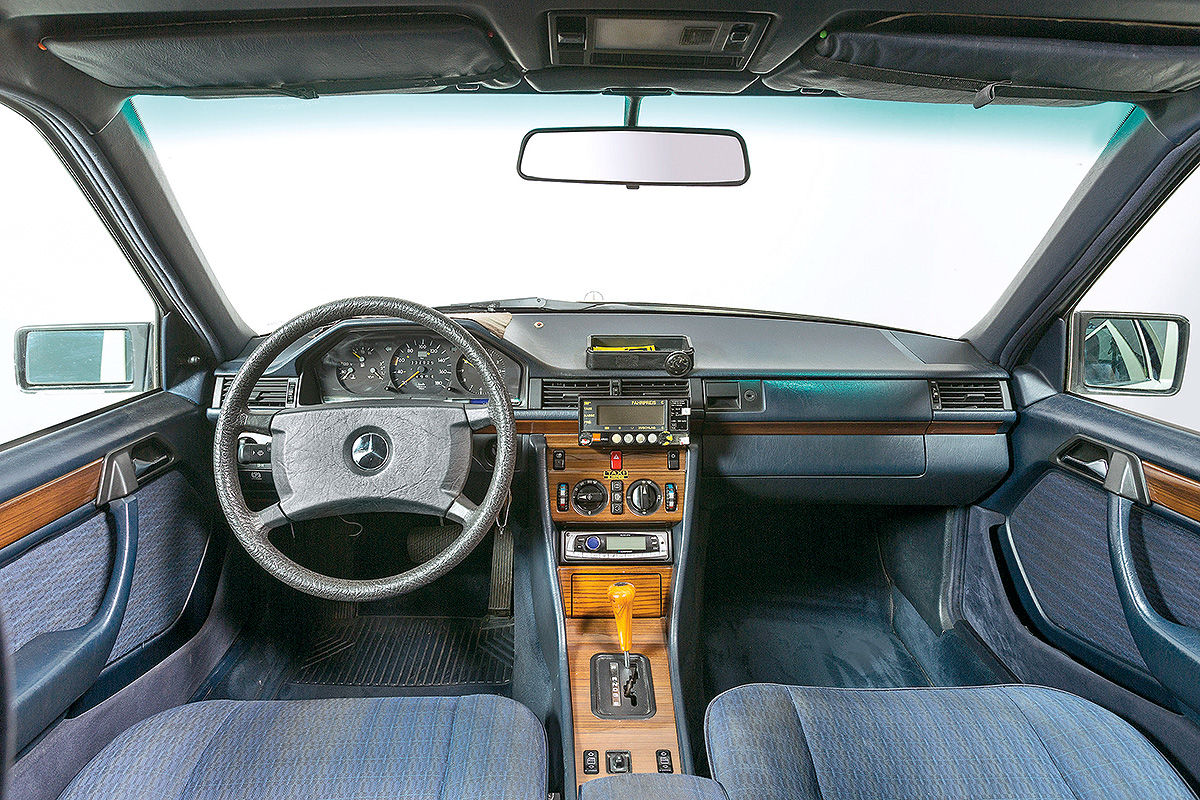 你信么？30年前的“小虎头”奔驰E级，至今还有人念念不忘