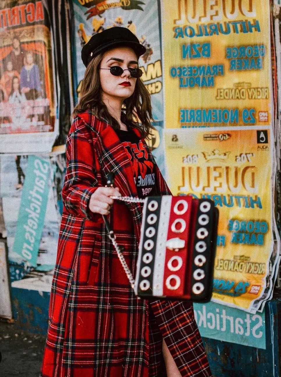 黑白格纹大衣怎么搭配好看,戴帽子黑白格纹大衣怎么搭配好看