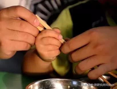 有助于宝宝正确的使用筷子,宝宝不会用筷子的害处