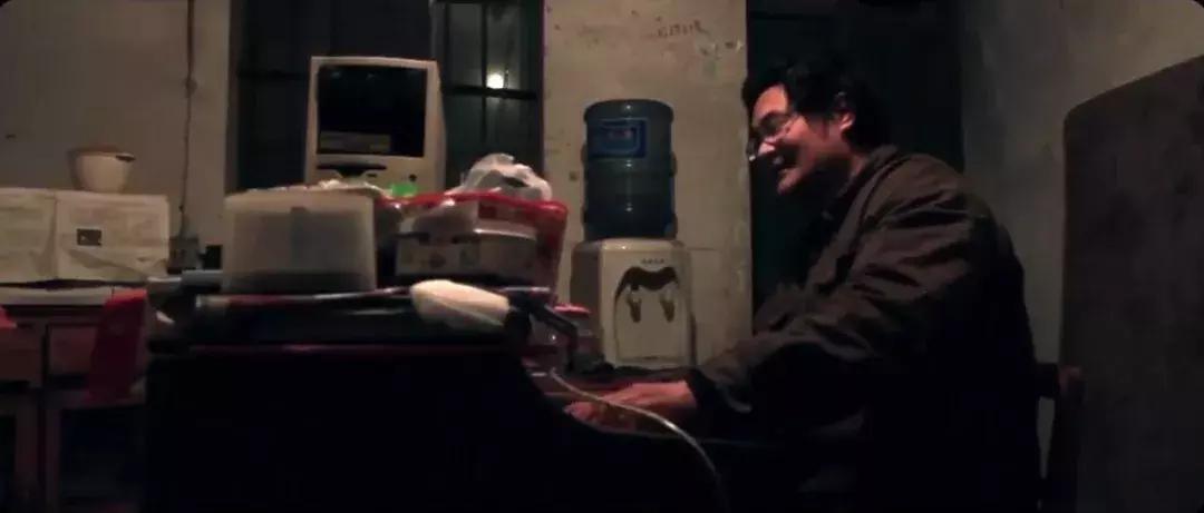 删*片毛**，讲荤段子，还不洗澡，但他教出的学生却能为刘德华写歌