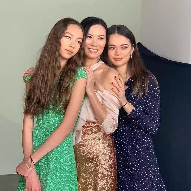 49岁邓文迪与22岁男友,49岁邓文迪与20岁男友