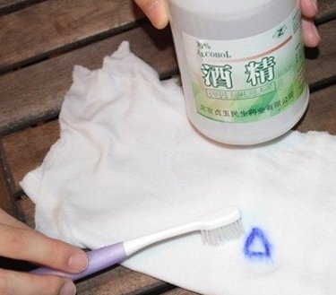 衣服上污渍已经渗进去了怎么处理,小孩衣服顽固污渍去除的最佳方法