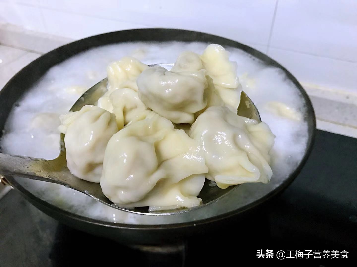 煮冻饺子什么样水下锅,煮冻饺子用冷水下锅