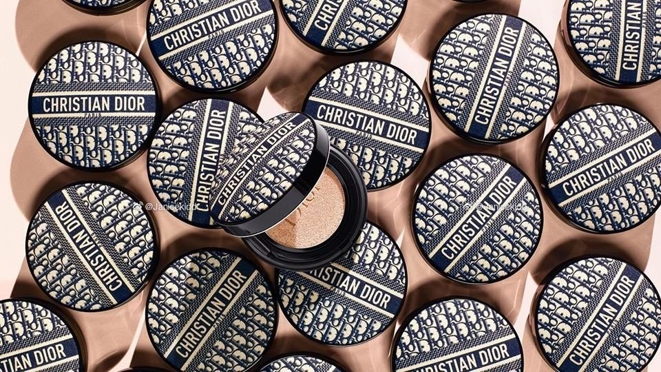 Dior经典老花延烧到气垫粉饼，超精美粉盒绝对必收
