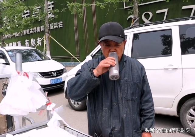 山东大叔在工地卖1元包子,一破三轮半小时卖光,有人一顿吃5个
