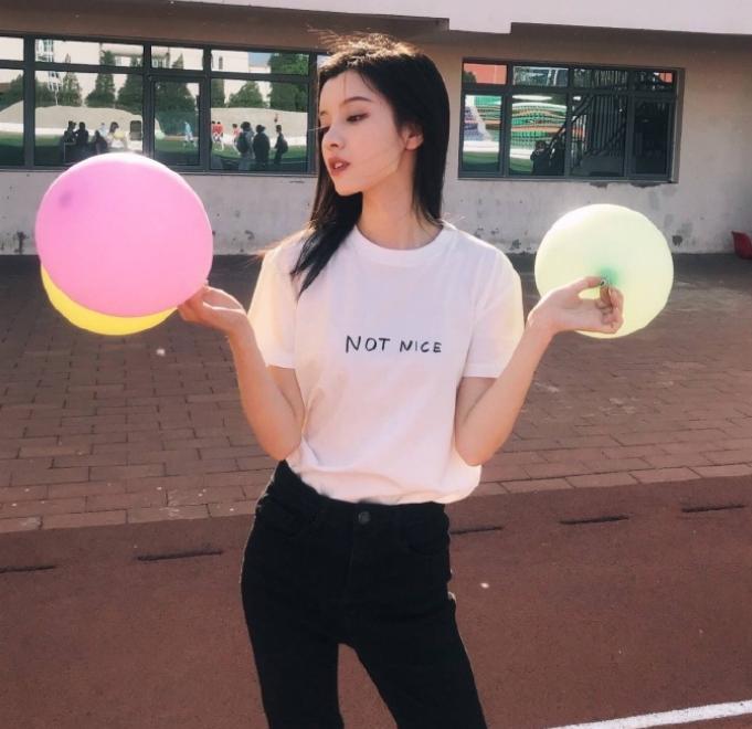 唐弋婷真是个宝藏女孩！抹胸裙尽显好身材，可塑性很强的女孩子