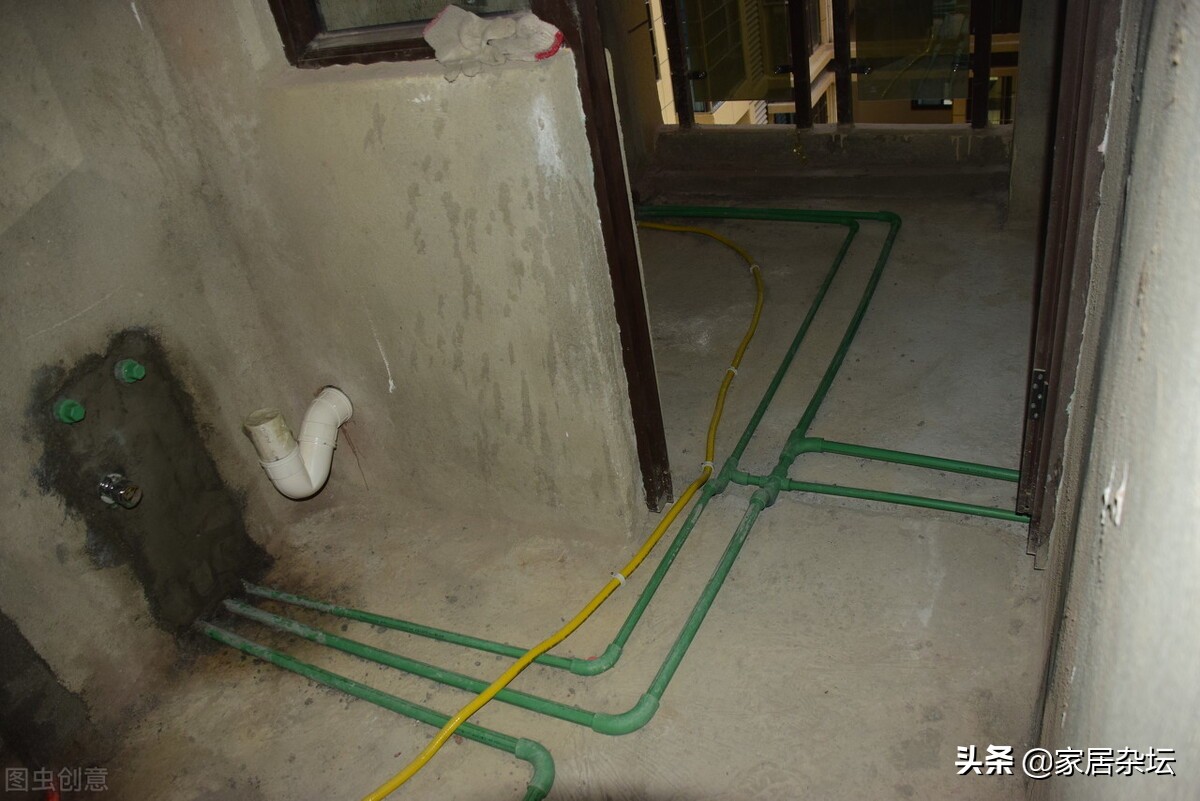 装水电是水管在下面还是电线下面,全屋改水电水管在上电线在下好吗