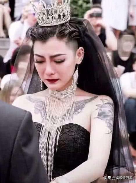 那位剃头又纹身的“黑婚纱新娘”，红遍全国后，如今成了这样