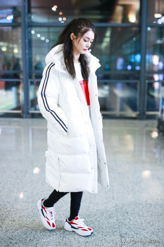 傅菁长发穿蓝色棉服,傅菁穿搭羽绒服