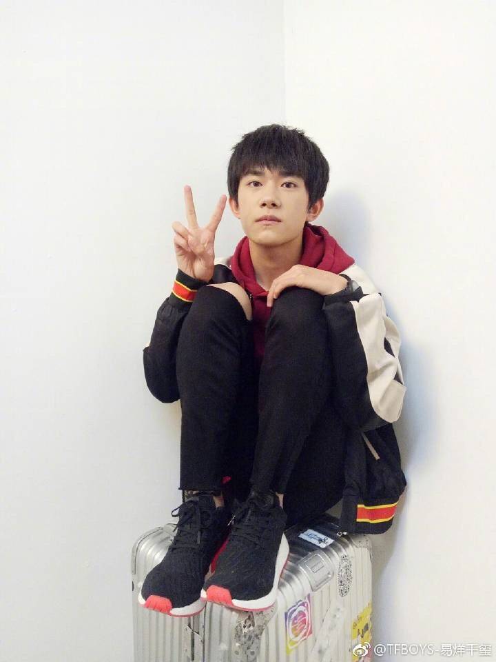 李宁新代言人易烊千玺官宣了吗,日默瓦代言人易烊千玺