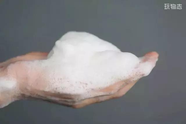 进口大牌洗衣液，天然酵素配方，顽固污渍轻松洗净，连香水都省了