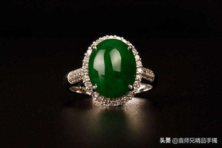 来看看翡翠戒指佩戴在不同手指上的含义