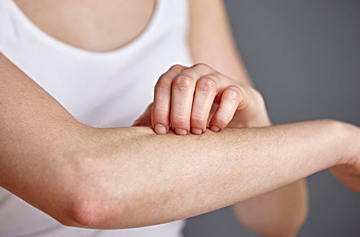 秋天来了为什么脸上脱皮瘙痒,秋天来了皮肤瘙痒怎么办