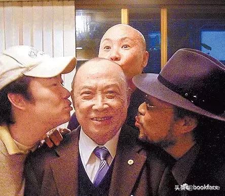 47年,“嘿嘿嘿”的污妖王要走了。有些人看着越不正经,越是深情