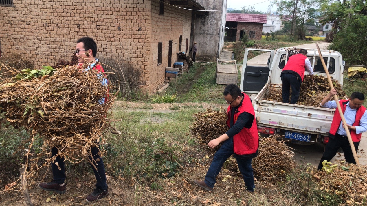 用责任担当书写脱贫答卷——记中国电信赣州信丰分公司驻嘉定镇月岭畲族村第一书记李明强