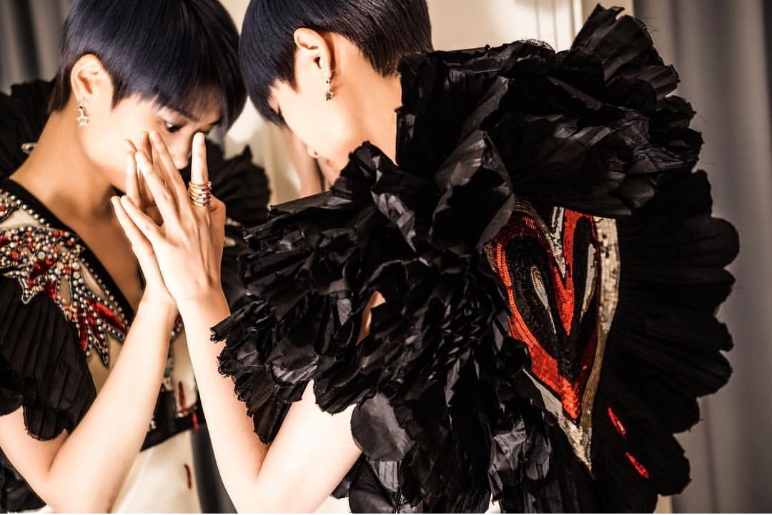 李宇春戛纳红毯黑白套装,李宇春穿高定礼服照