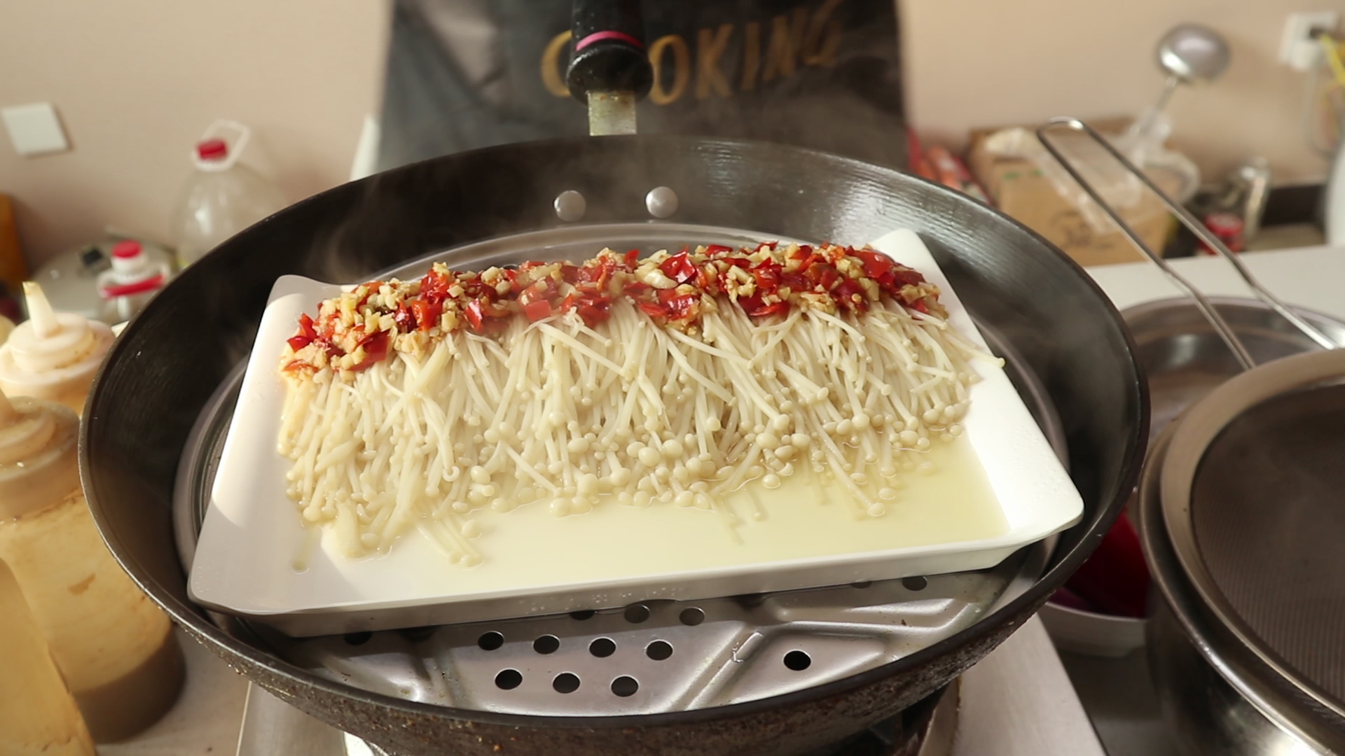 金针菇用菜椒怎么做的,家常剁椒金针菇的做法