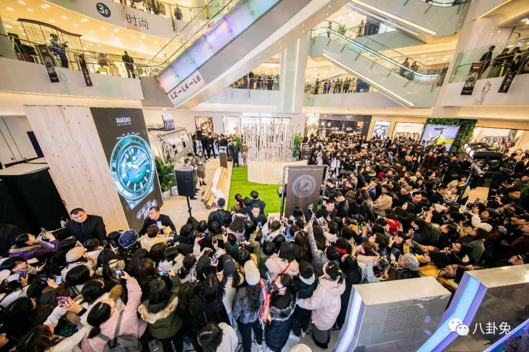 忘了绿水鬼吧，1万多元，这块雷达表“绿”得透彻