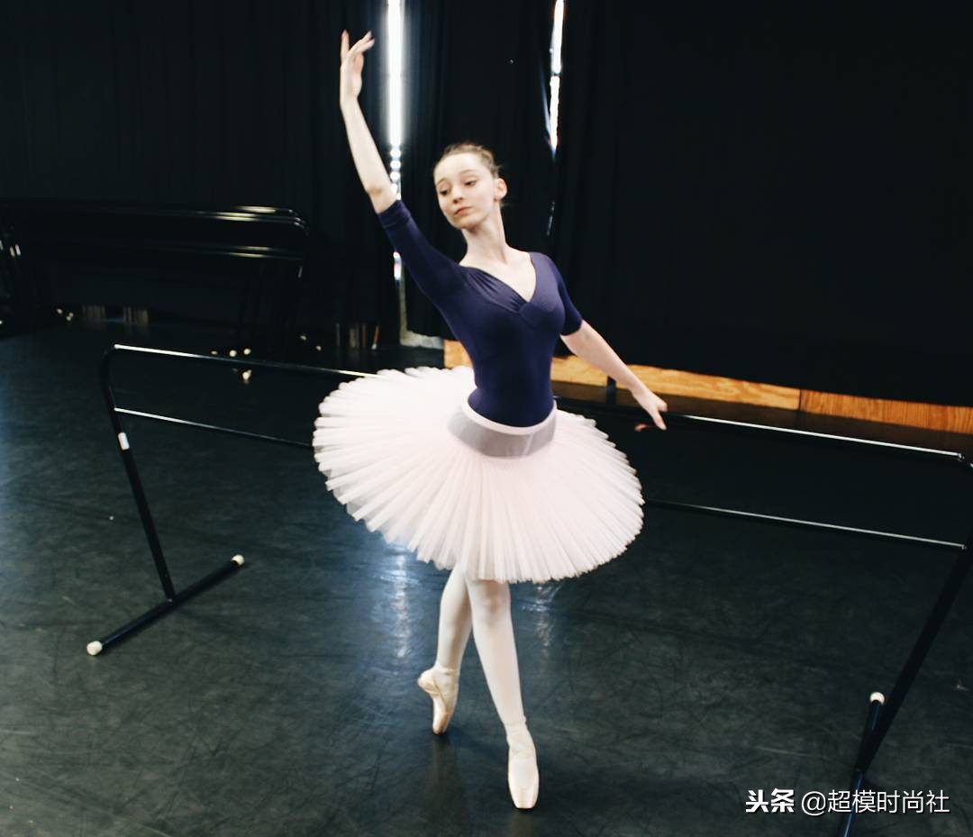 美人不做“花瓶”?她会芭蕾提琴走秀演戏,还是门萨高智商会员