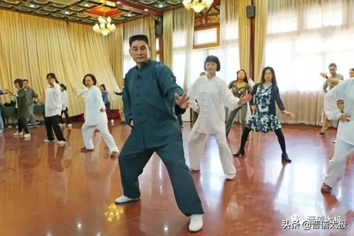 沉肩坠肘含胸拔背气沉丹田口诀,含胸拔背与气沉丹田同时进行吗