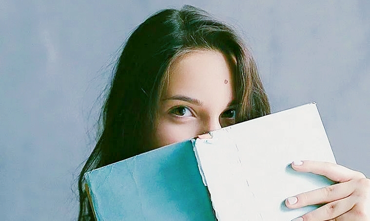 性格内向不爱说话用英语怎么说,他性格内向用英语怎么说