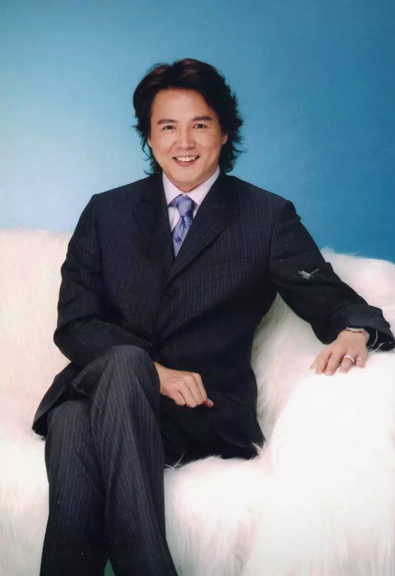 从琼瑶小生到百亿大亨，前妻自杀未遂，现妻生下2个试管婴儿