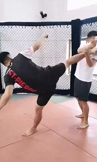 瓶盖挑战康纳,瓶盖挑战潘玮柏