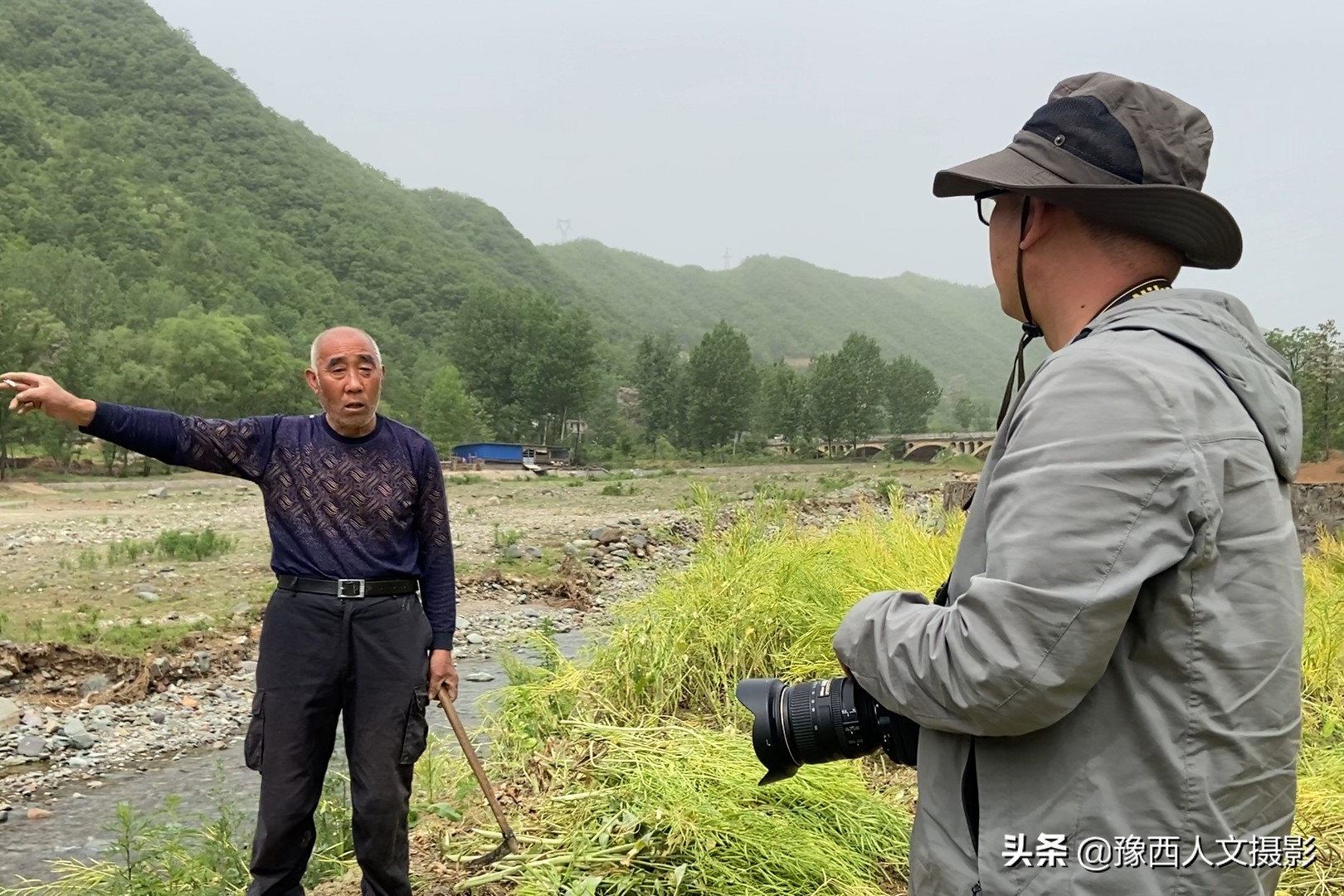 悬崖峭壁上现神秘山洞,大山山顶发现巨大深洞