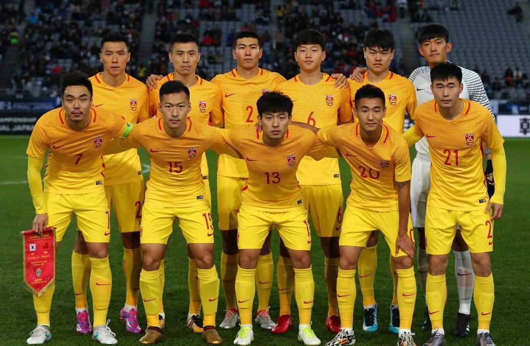 足球10人围球战术,足球可以用两腿夹球护球算犯规吗