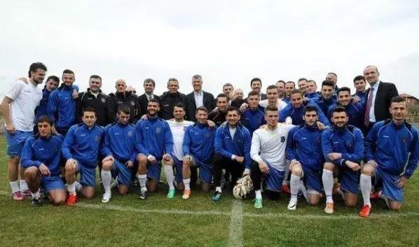 夹缝里寻求生存,夹缝中求生存具有顽强的生命力