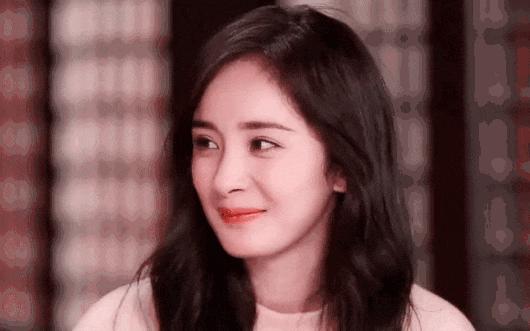 杨幂同款绿色棒球服是什么牌子的,扒一扒翻译官杨幂服装