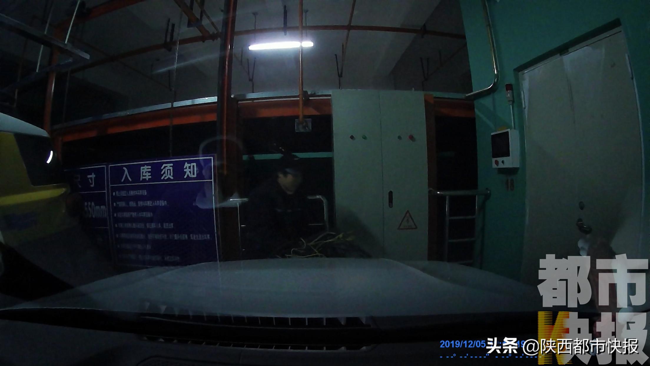 环卫工误刮宝马车两次上门赔钱,保洁工工作时被车撞伤由谁承担