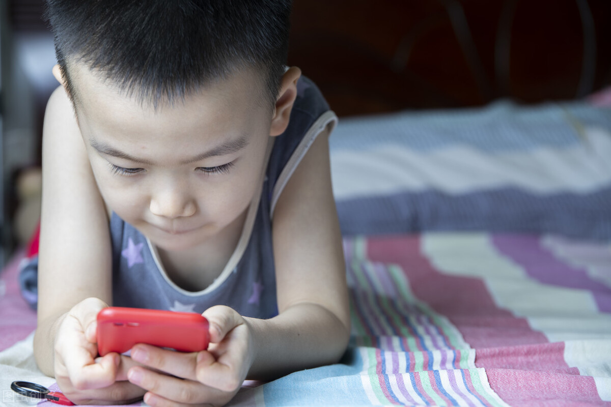 英语作文玩游戏的利弊,英语作文学习双语的好处