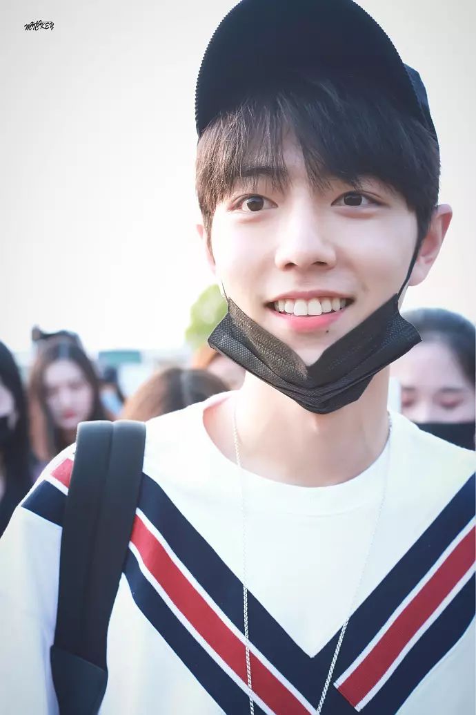 肖战绝世侧颜,肖战绝美回眸