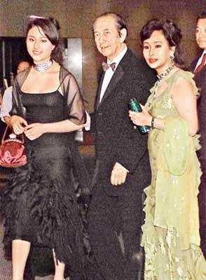 从护工逆袭成百亿阔太，这招“扮猪吃老虎”，谁用的比她好？