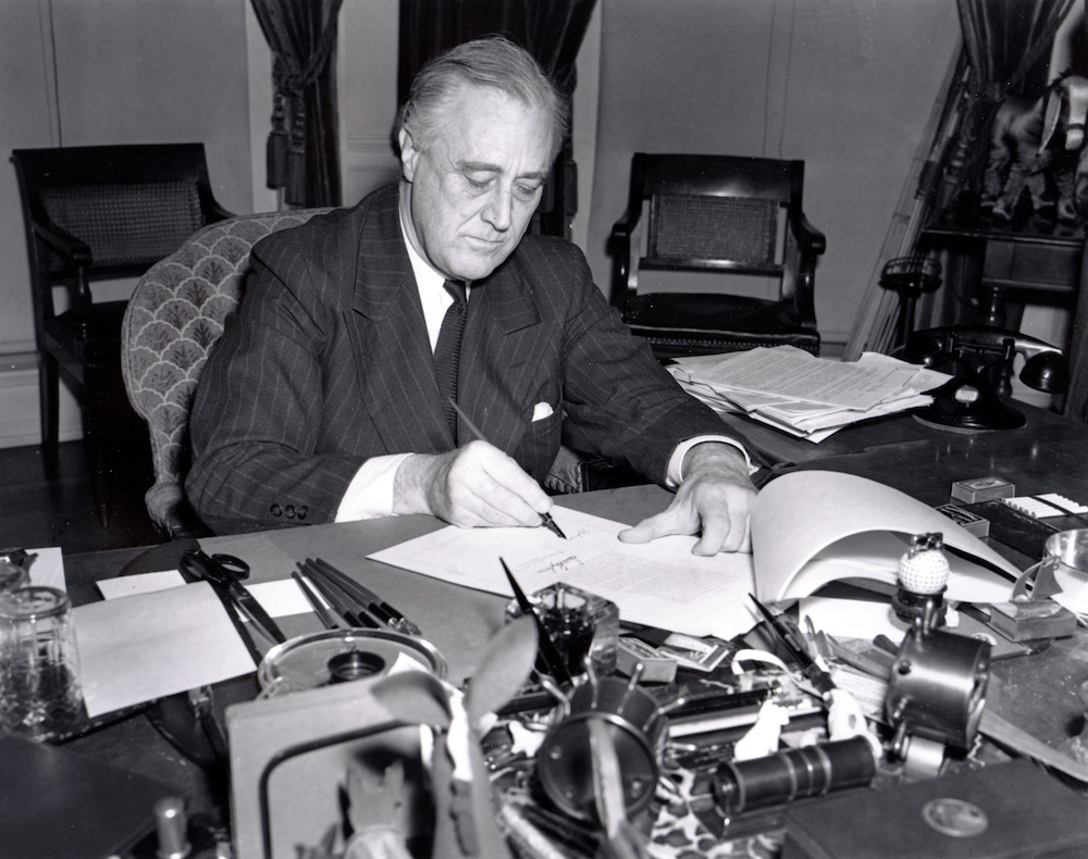 他巧用“自媒体”，解决经济危机，打赢二战