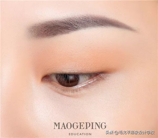 单眼皮不画眼线只画眼影好看吗,为何同样是单眼皮