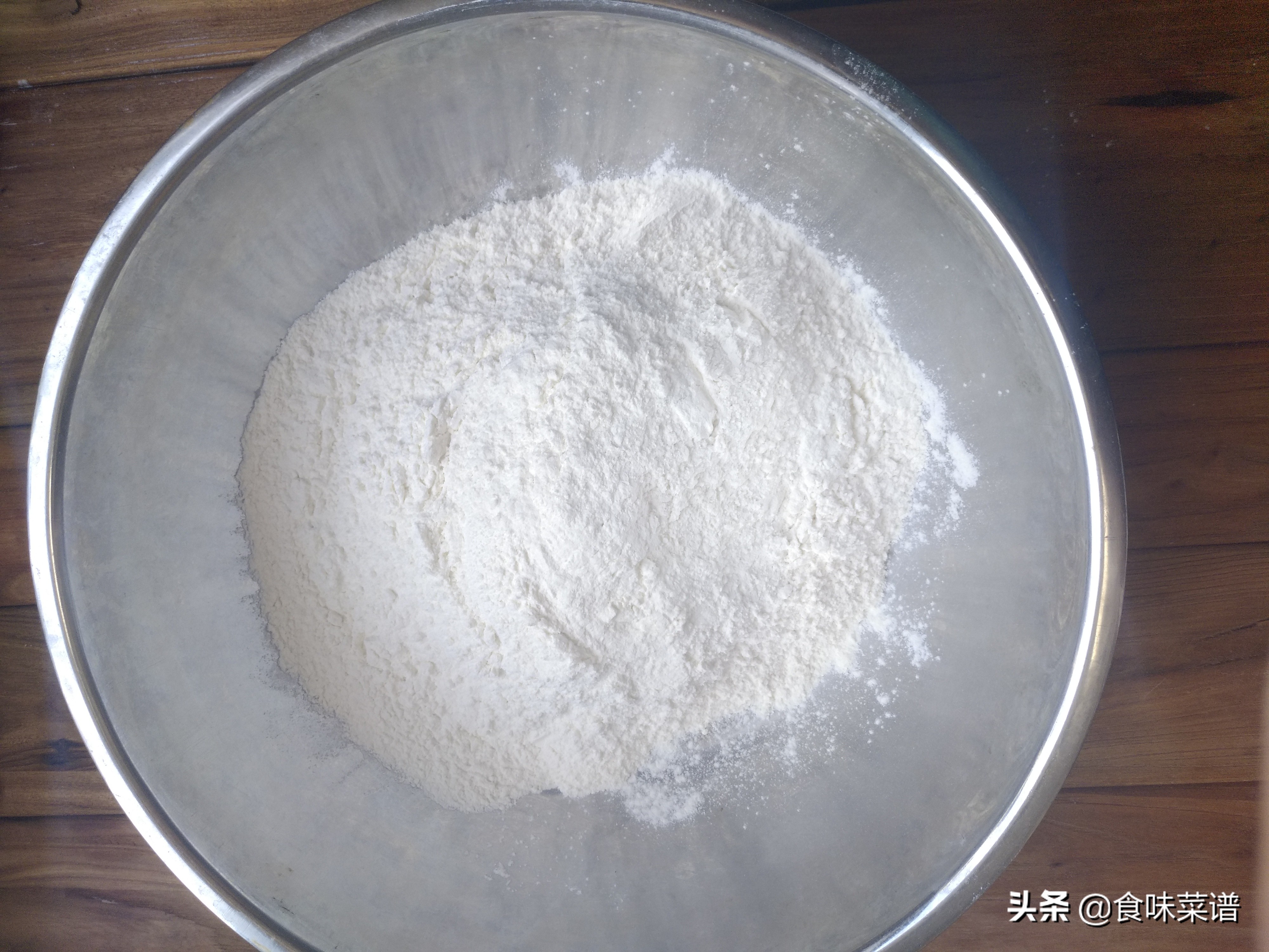 教你白菜肉包子的做法,皮薄馅大,上锅蒸记住这一步,松软不塌陷