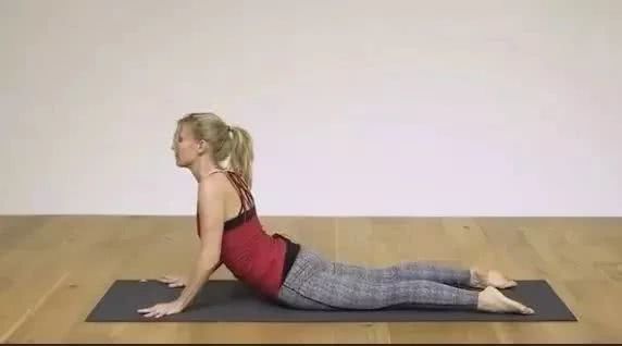 早晨瑜伽动作10分钟排毒养颜,清晨的瑜伽疏通经络