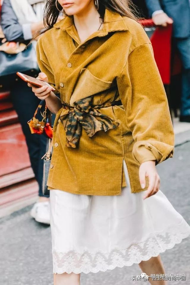 男灯芯绒裤子的搭法,灯芯绒中款穿搭