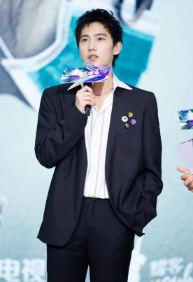 杨洋蒙奇奇发型,杨洋新造型视频