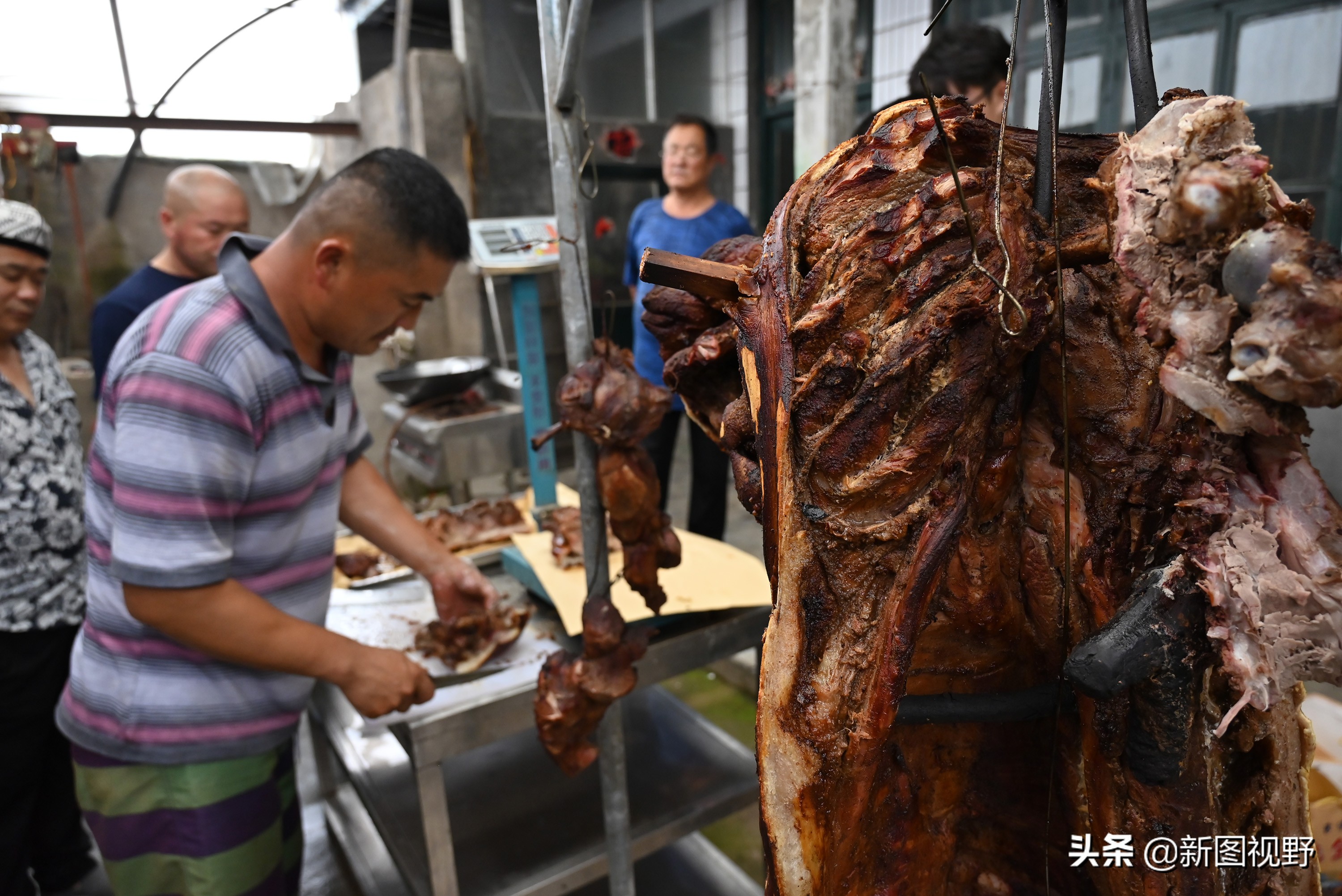 猪价下跌,夫妻“烤全猪”停烤2年后开烤,200斤烤肉出炉就卖光