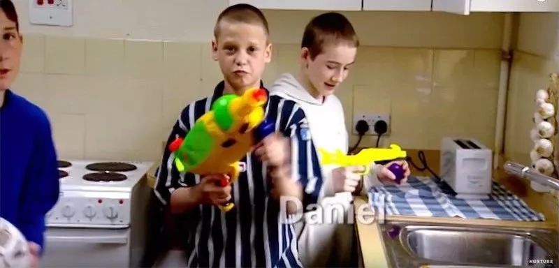 没有大人管的小孩子,没有大人管的孩子